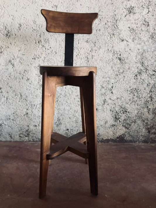 TABOURET EN BOIS DE NOYER