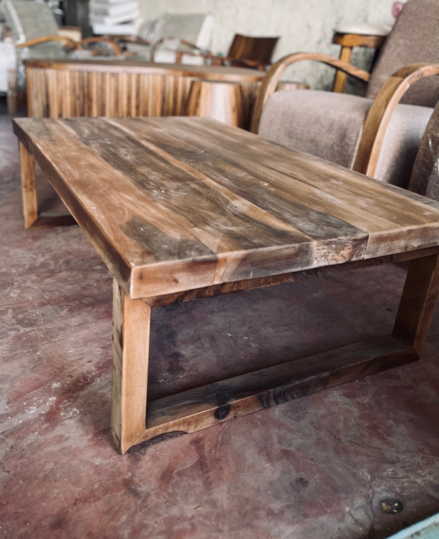 TABLE BASSE EN NOYER BRUT