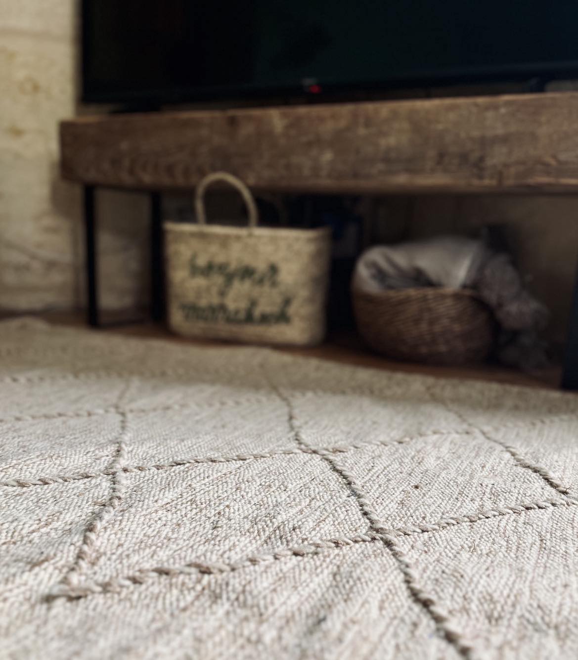 TAPIS TAUPE EN LAINE TISSÉE
