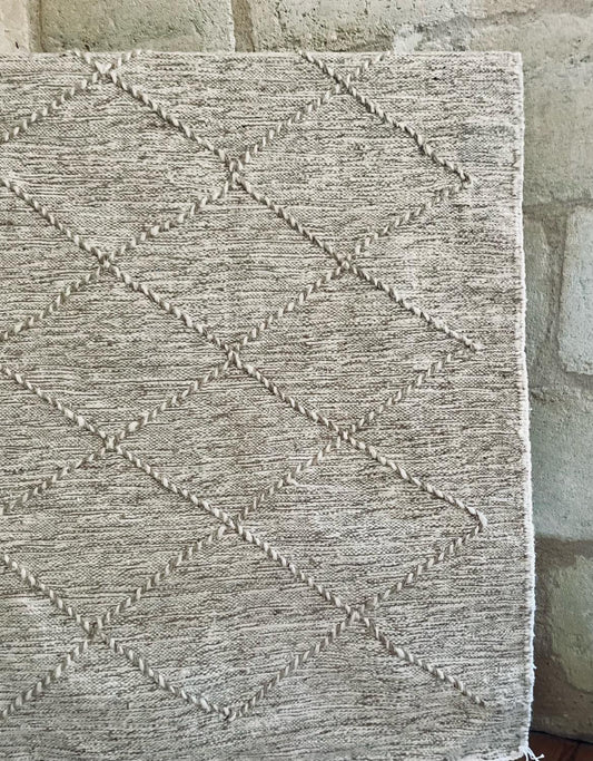 TAPIS TAUPE EN LAINE TISSÉE